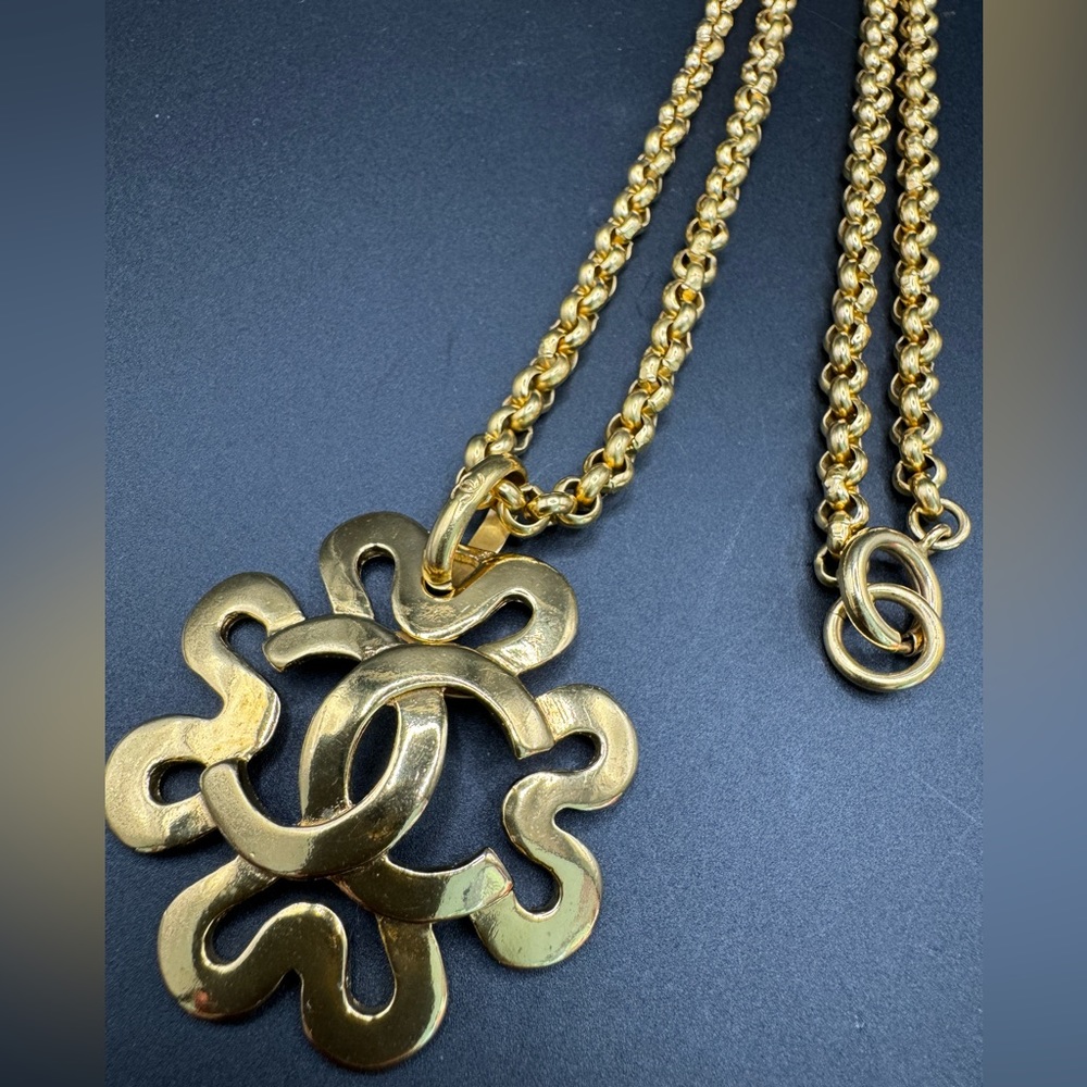 ❗️FINAL PRICE❗️LOT 814 24K gold plated Chanel vintage necklace with CC pendant - Picture 4 of 9